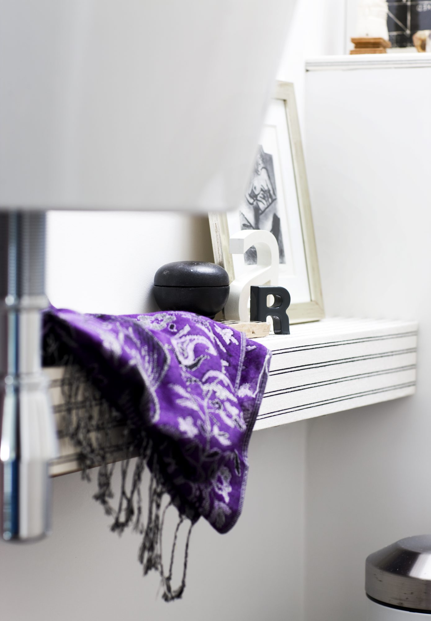 TOUCH AV DESIGN: En kasse rundt rørene til vasken er tapetsert med eksklusiv tapet fra Ralph Lauren. FOTO: Tia Borgsmidt
