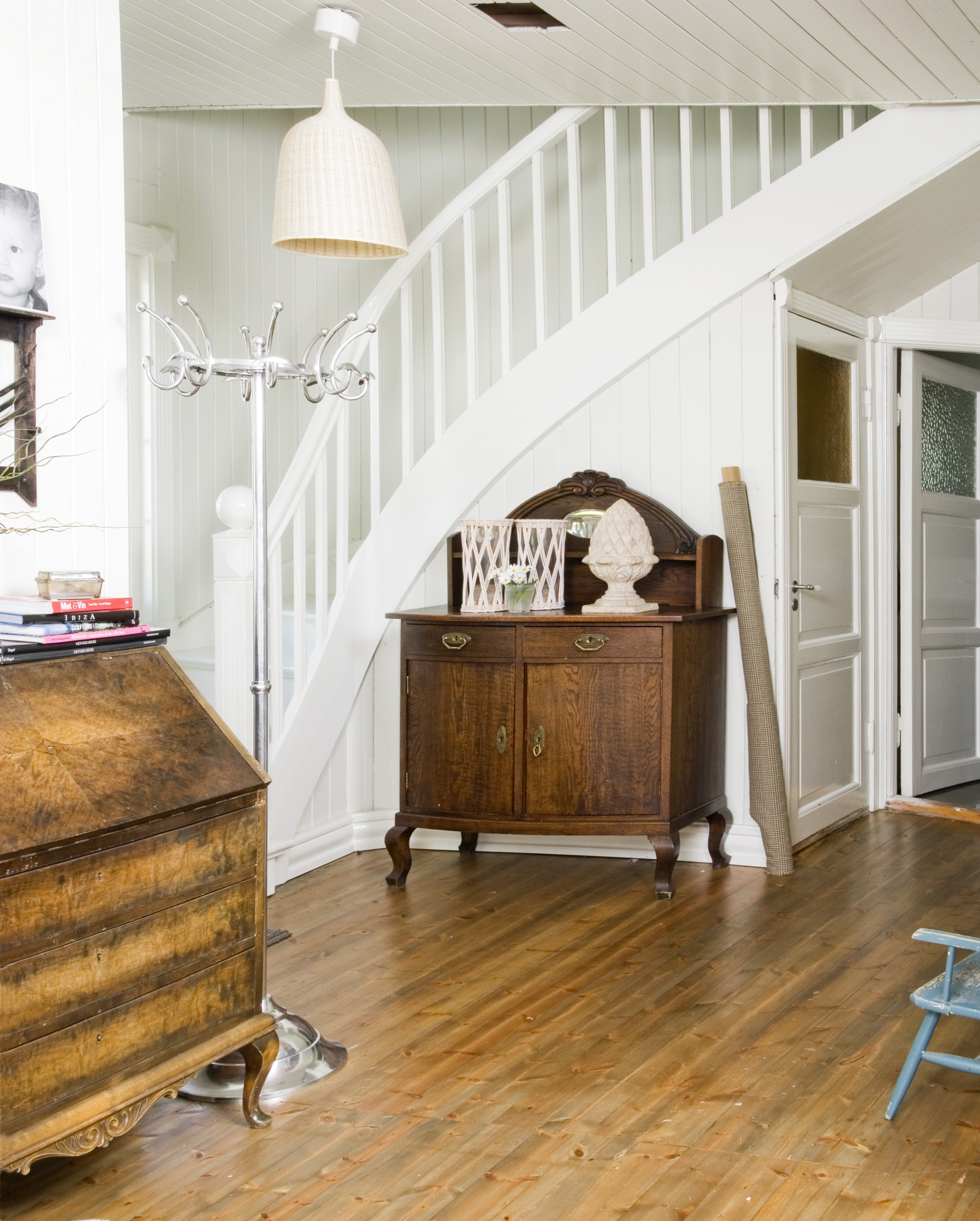 Utnytt plassen under trappen – rom123