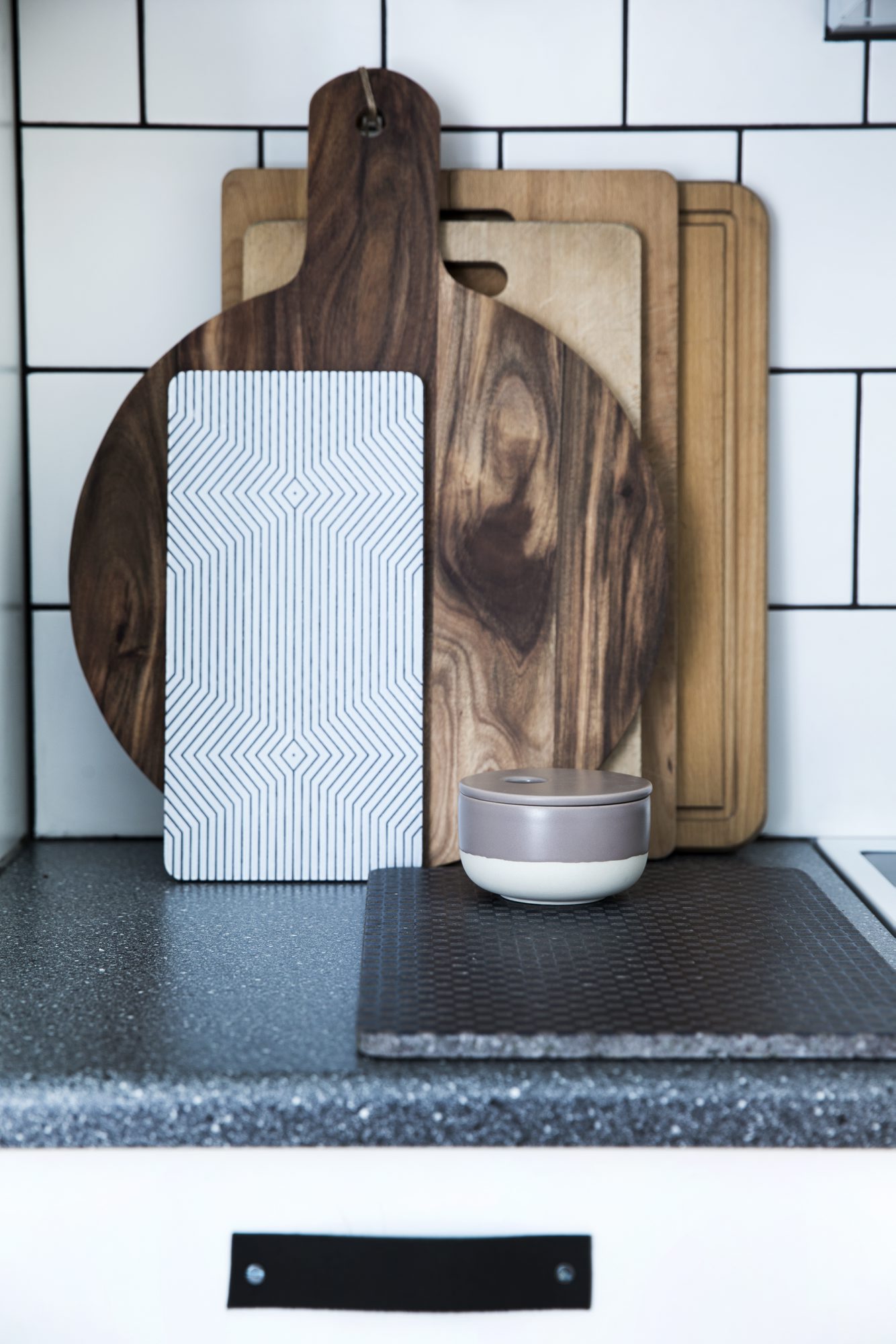 SETT FREM GODBITENE: Hvis du har en fin vase eller skjørefjøl - hvorfor skjule den i skapet? Sett det frem! FOTO: Tia Borgsmidt