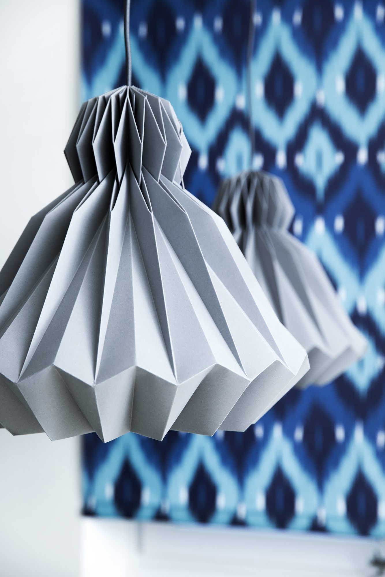 LAMPER MED SÆRPREG: De håndlagde Dressedup lampene er fra Droobski. Rullegardinet heter Ikat og er fra Faber. FOTO: Tia Borgsmidt