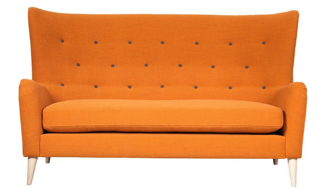 Oransje sofa fra A-møbler, kr 7498. Foto: Produsenten