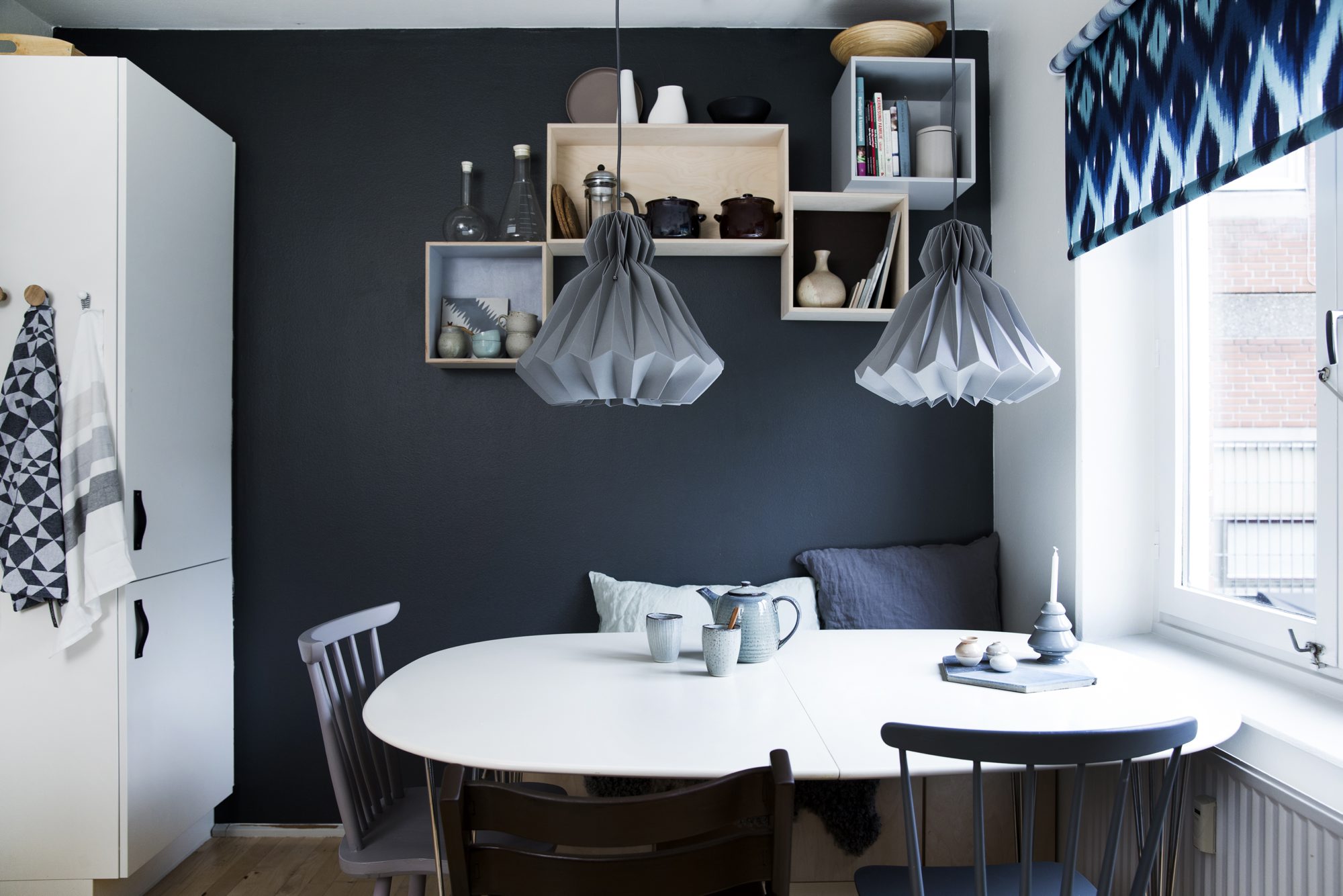 PERSONLIGHET: Åpne kasser gir oppbevaring og rom for utstilling av dine personlige ting. De håndlagde Dressedup lampene er fra Droobski. Rullegardinet heter Ikat og er fra Faber. FOTO: Tia Borgsmidt