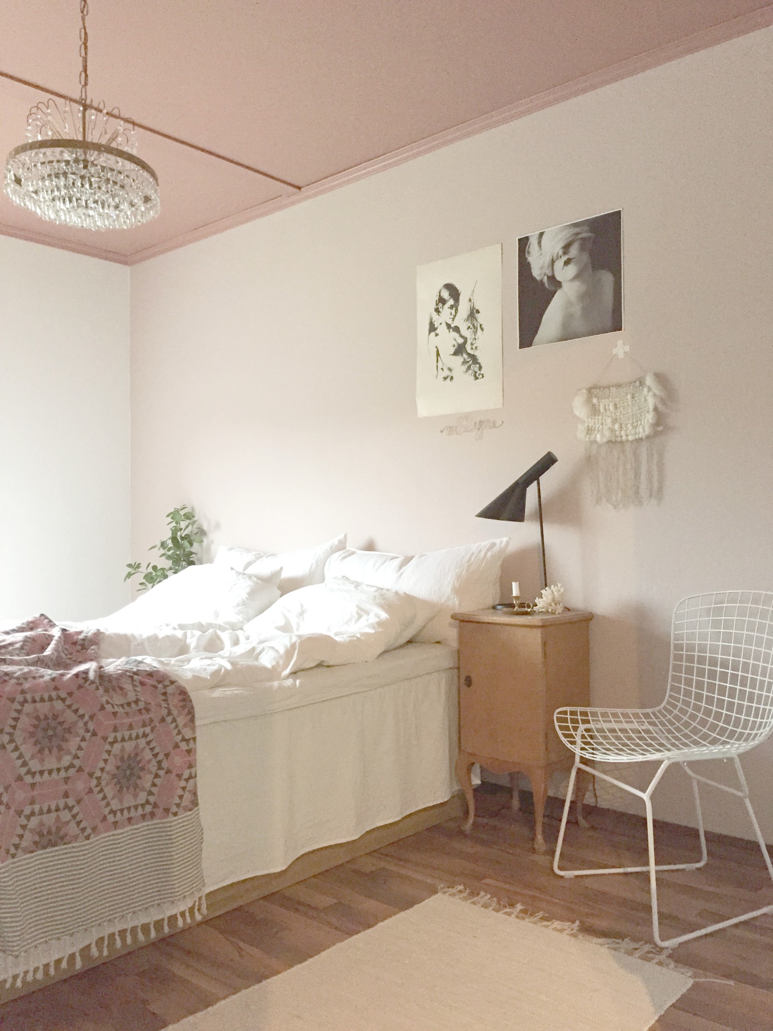 Også soverommet har de samme romantiske fargenyansene. På veggen under bildet, kan du såvidt se ståltråden som Anne har formet og som hun har spraylakkert. FOTO: Anne Djupvik Andersen